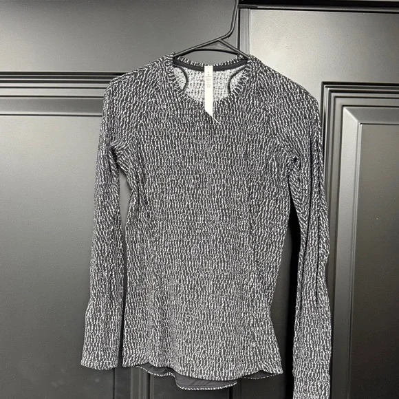 lululemon athletica Black and White Long Sleeve Top NWOT - Picture 1 of 6